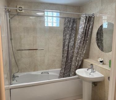 Llanidloes Apartment | Modern, sleeps 6, rural market town, Llani