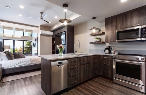 North Park City Condo | Modern Slopeside Studio, Walk to Lift! Outdoor Hot Tubs Pool! Pure Luxury!