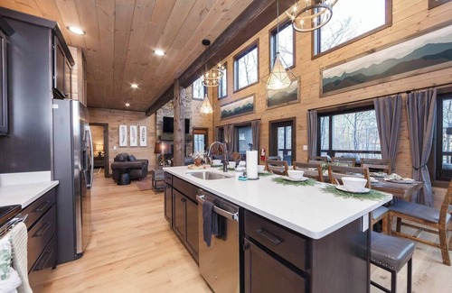 Gatlinburg - Pigeon Forge Cabin | Modern Smoky Mtn Cabin w/BBQ-Pool-Hot Tub-Theatre