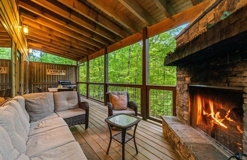 Gatlinburg - Pigeon Forge Cabin | Modern Smoky Mtn Cabin w/BBQ-Pool-Hot Tub-Theatre