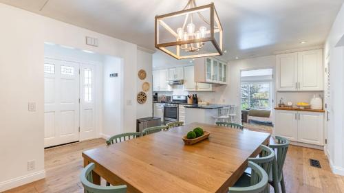 Santa Rosa House | Modern Sonoma Stay w Spacious Deck Views Prime Location Bennett