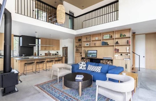 North Wawona Cabin | Modern Sophistication Bathed in Natural Light
