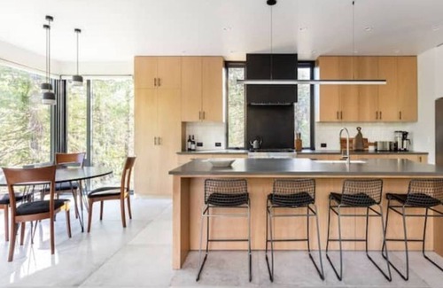 North Wawona Cabin | Modern Sophistication Bathed in Natural Light