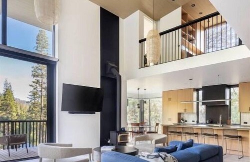 North Wawona Cabin | Modern Sophistication Bathed in Natural Light