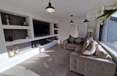 Merthyr Tydfil House | Modern & Spacious 5 Bedroom Bungalow with Parking Near Brecon Beacons & Bike Park Wales