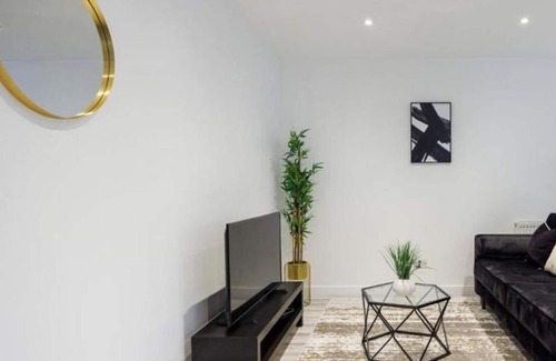 Southend-on-Sea Apartment | Modern & Spacious 1BR City Centre Nr High Street by Luxiety Stays