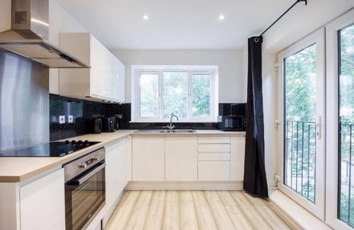 Southend-on-Sea Apartment | Modern & Spacious 1BR City Centre Nr High Street by Luxiety Stays