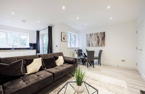Southend-on-Sea Apartment | Modern & Spacious 1BR City Centre Nr High Street by Luxiety Stays