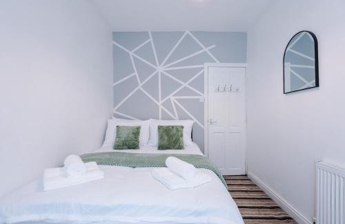 Bradford House | Modern & Spacious 2 bed house - Free Parking