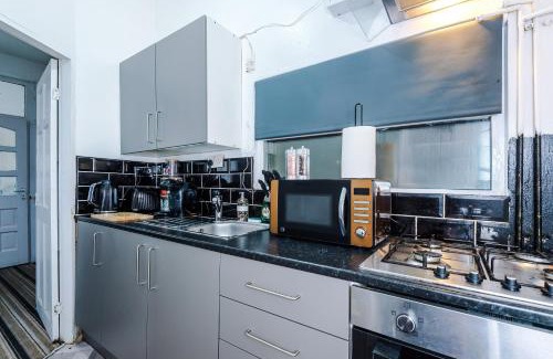 Bradford House | Modern & Spacious 2 bed house - Free Parking