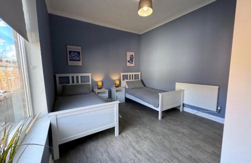 Leigh Apartment | Modern Spacious 2 Bedroom House in Leigh, Free Parking