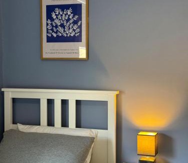 Leigh Apartment | Modern Spacious 2 Bedroom House in Leigh, Free Parking