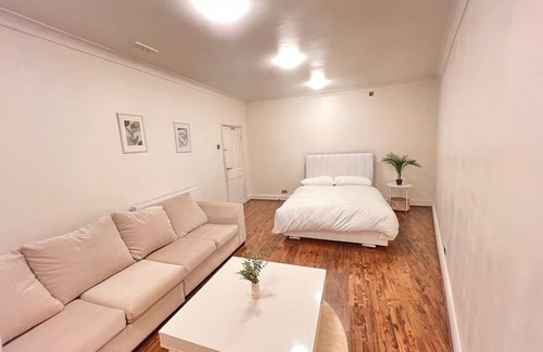 Mayfield House | Modern & Spacious 4-Bed Home with big backyard and free parking!