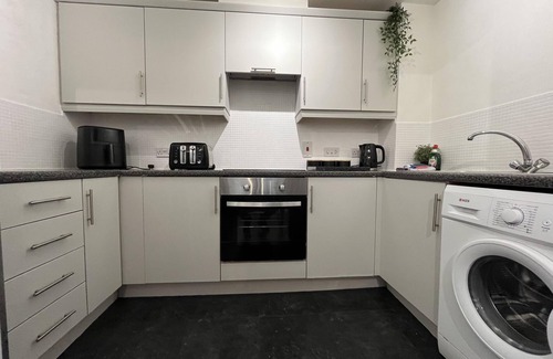 Liverpool Apartment | Modern Spacious Apartment in Private Grounds