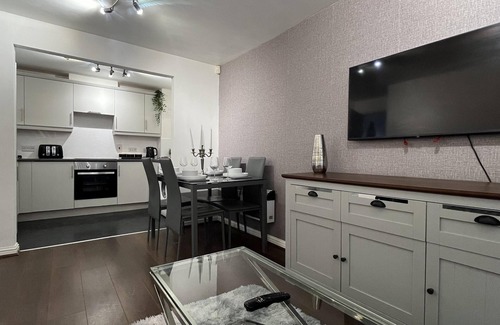 Liverpool Apartment | Modern Spacious Apartment in Private Grounds