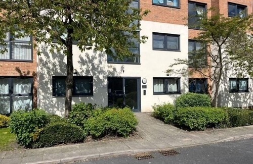Liverpool Apartment | Modern Spacious Apartment in Private Grounds