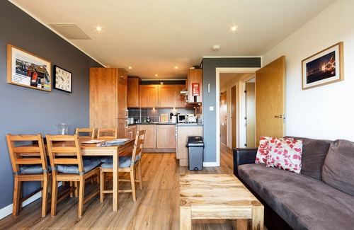 Restalrig Apartment | Modern, Spacious City Apartment, Lift, Balcony, Free Wi-fi & Parking, Fab views,