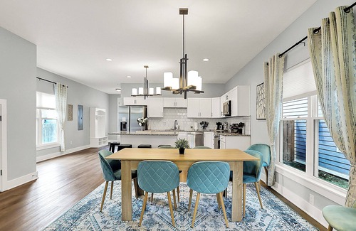 Near Northside House | Modern & Spacious Downtown Master Suite Palace!