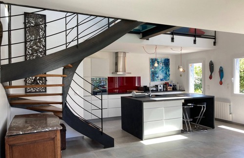 Bangor House | Modern Spacious Home Near Herlin Beach with Garden and Veranda