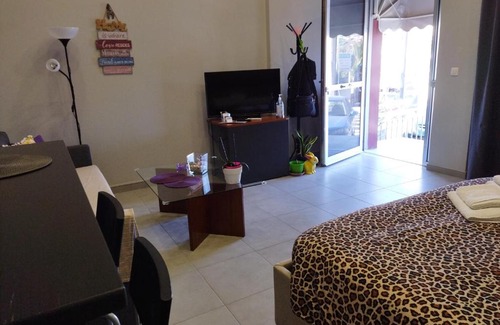 Saronikos Apartment | Modern & Spacious , Near Airport, Queen Bed, Pkg
