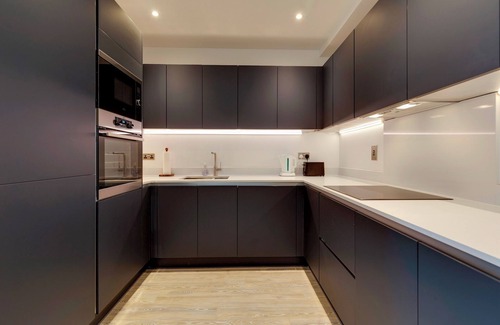 Cambridge House | Modern Spacious Townhouse, Free Parking EV Station| Pass the Keys