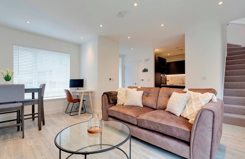 Cambridge House | Modern Spacious Townhouse, Free Parking EV Station| Pass the Keys