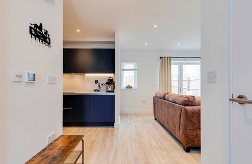 Cambridge House | Modern Spacious Townhouse, Free Parking EV Station| Pass the Keys