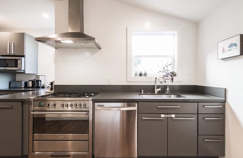 Bernal Heights House | Modern, spacious tri-level house with roof deck views, garden, and free parking