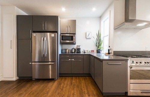 Bernal Heights House | Modern, spacious tri-level house with roof deck views, garden, and free parking