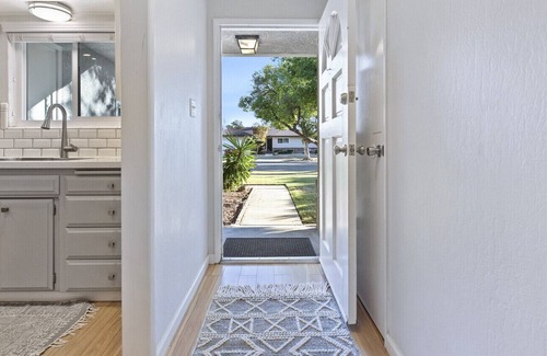 Raisin House | Modern, Sparkling Clean Home w/ 55” Roku TV, BBQ, King Suite, Garage