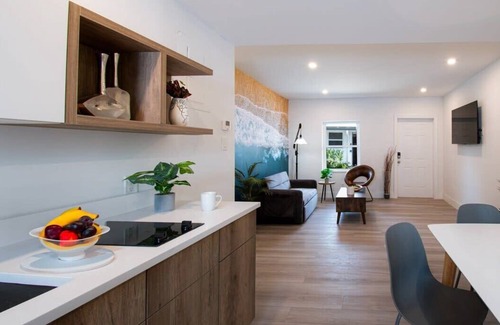 Poinciana Park Hotel | Modern Stay Near Airport, Cruise & Downtown