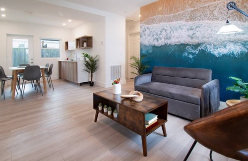 Poinciana Park Hotel | Modern Stay Near Airport, Cruise & Downtown