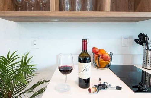 Poinciana Park Hotel | Modern Stay Near Airport, Cruise & Downtown