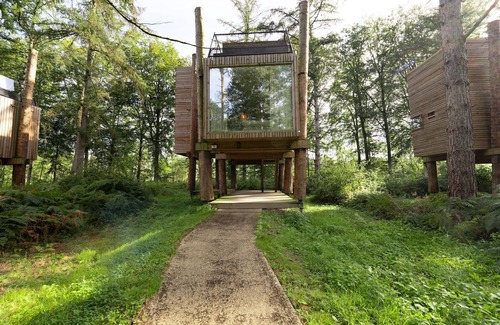 Maubray House | Modern Stay with Sauna & Pool