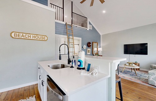 Port Bolivar House | Modern | Steps to Beach | Shared Pool & Playground