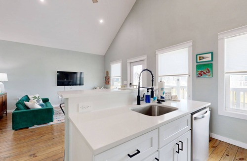 Port Bolivar House | Modern | Steps to Beach | Shared Pool & Playground