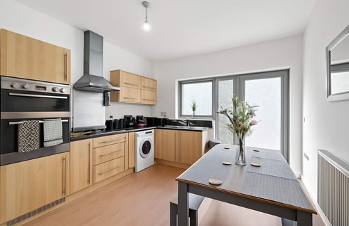 Plymouth House | Modern Stonehouse Retreat | Free Parking | Sleep 7