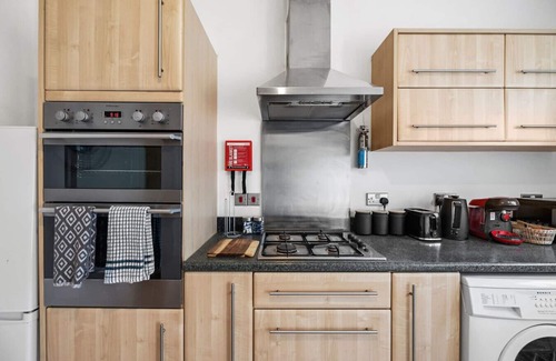Plymouth House | Modern Stonehouse Retreat | Free Parking | Sleep 7