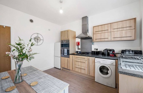 Plymouth House | Modern Stonehouse Retreat | Free Parking | Sleep 7