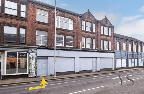 Stoke-on-Trent Apartment | Modern Studio 2C in Longton Near Alton Towers with Wi-Fi and Smart TV