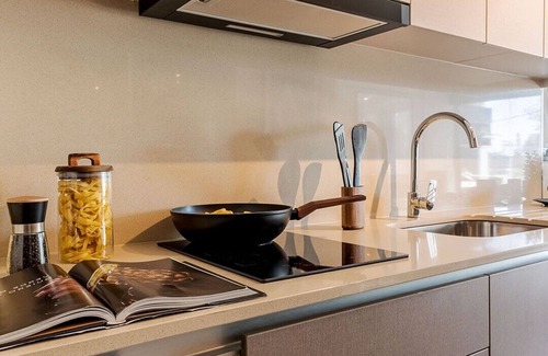 Apoquindo Apartment | Modern Studio 4 Min Walk to Metro, with Parking, Laundry, Cowork & Pool