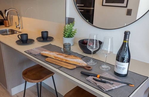Apoquindo Apartment | Modern Studio 4 Min Walk to Metro, with Parking, Laundry, Cowork & Pool