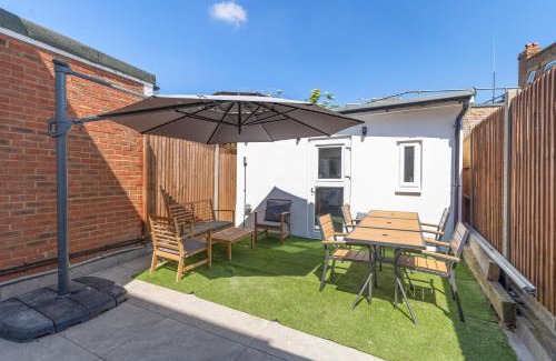 Edgware Apartment | Modern Studio Central Location Private Bathroom and shared Kitchen 2