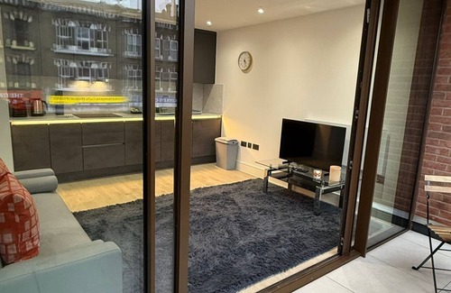 Boleyn Apartment | Modern Studio in the City Center - Steps from Major Attractions
