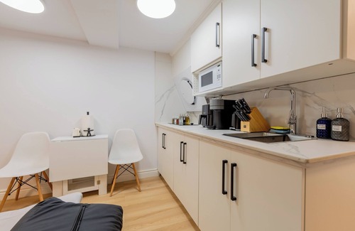 Cote-Des-Neiges—Notre-Dame-De-Grace Apartment | Modern studio w/patio/BBQ/parking