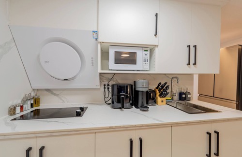 Cote-Des-Neiges—Notre-Dame-De-Grace Apartment | Modern studio w/patio/BBQ/parking