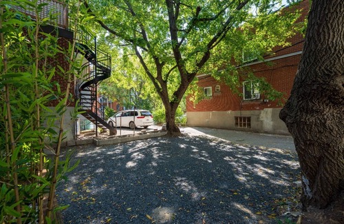 Cote-Des-Neiges—Notre-Dame-De-Grace Apartment | Modern studio w/patio/BBQ/parking