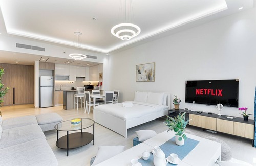 Jumeirah Lake Towers Apartment | Modern Studio w/Pool, Gym, Sauna and Great Views