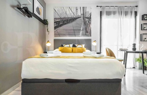 El Molinillo Apartment | Modern Studio w/ Private Rooftop terrace by REMS