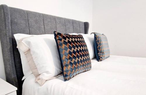 Chinatown Apartment | Modern Studio with Juliette balcony in Liverpool City Centre